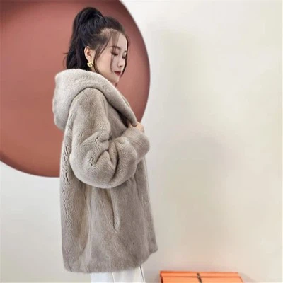 Ġakketta Mink Bil Barnuża